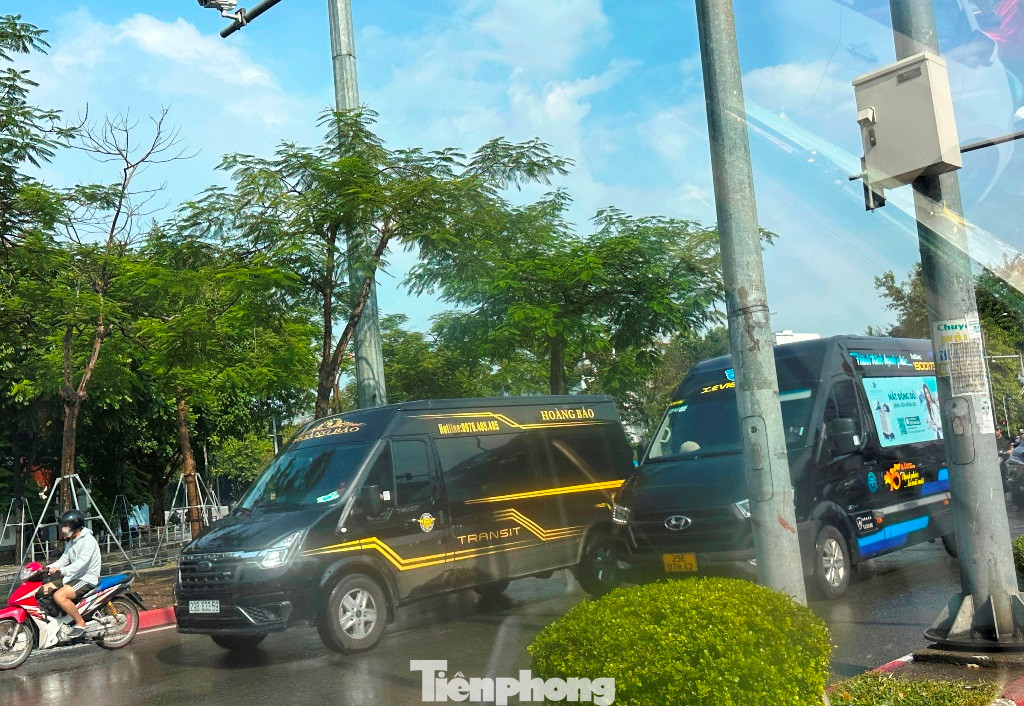 Thậm chí khi chạy trên đường, các xe limousine này còn tranh giành đường gây ùn tắc thường xuyên xảy ra.