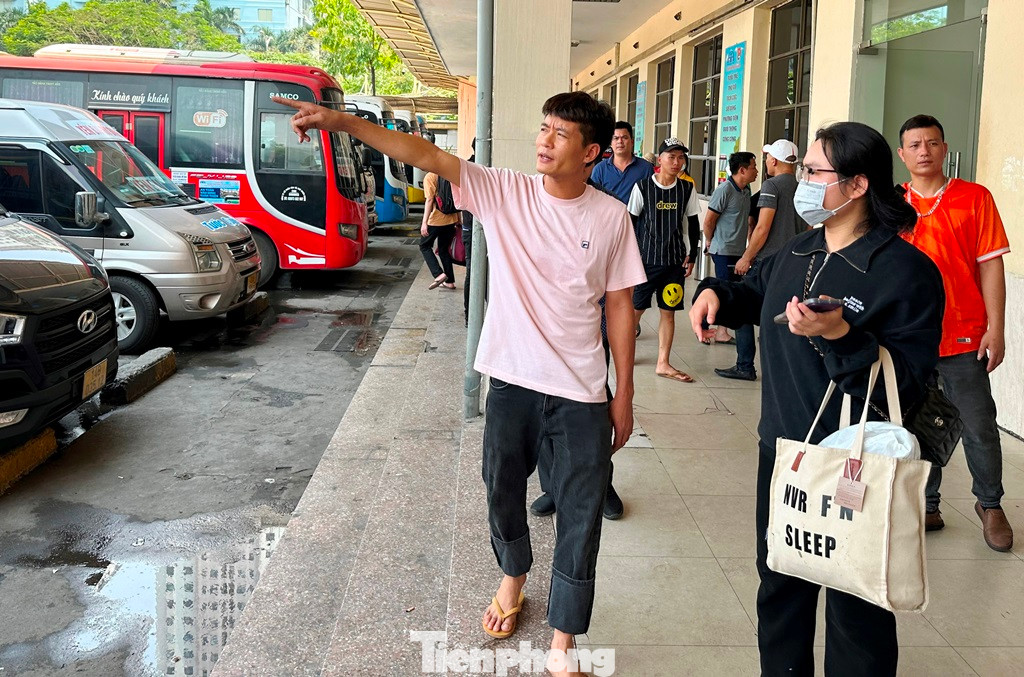 Sau khi có xe tăng cường, đại diện nhà xe hoặc tài xế đã vào bến hướng dẫn khách ra xe.