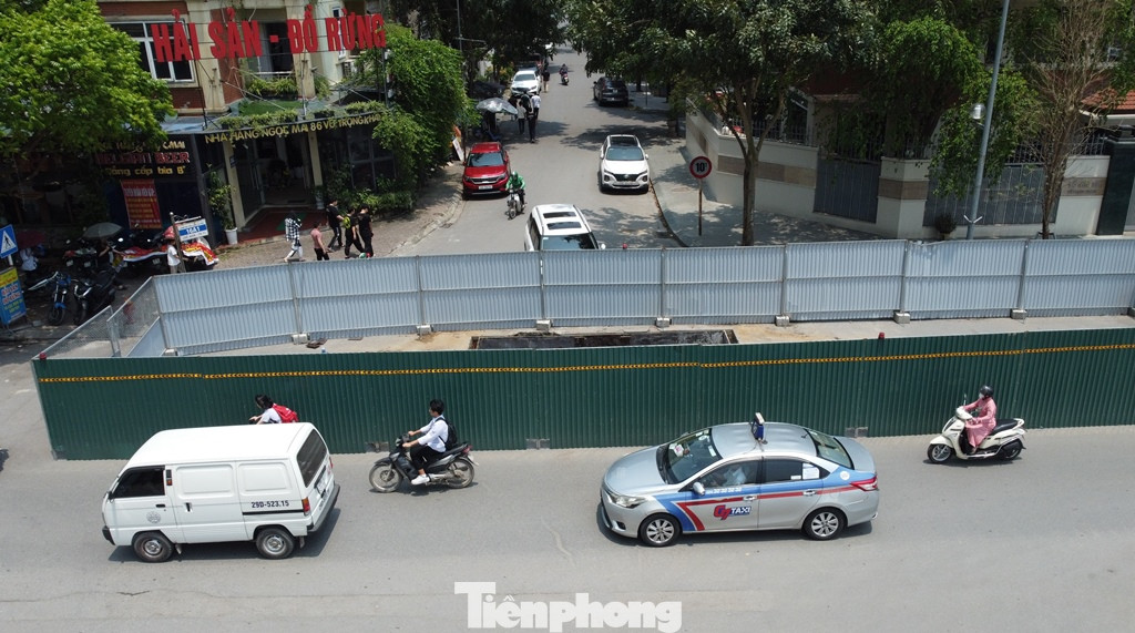 Ngoài chiếm dụng lòng đường phố Vũ Trọng Khánh, nhiều vị trí hàng rào tại đây còn bịt cả các ngã ba, ngã tư có phố và đường giao nhau với phố Vũ Trọng Khánh.