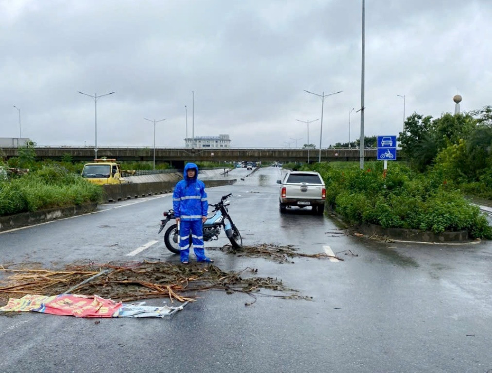 Với các vị trí ngập trên đại lộ Thăng Long và một số tuyến đường khác, Thanh tra đã đứng điều tiết, không cho xe đi vào để tránh bị ngập sâu. Với các vị trí ngập trên đại lộ Thăng Long và một số tuyến đường khác, Thanh tra đã đứng điều tiết, không cho xe đi vào để tránh bị ngập sâu.
