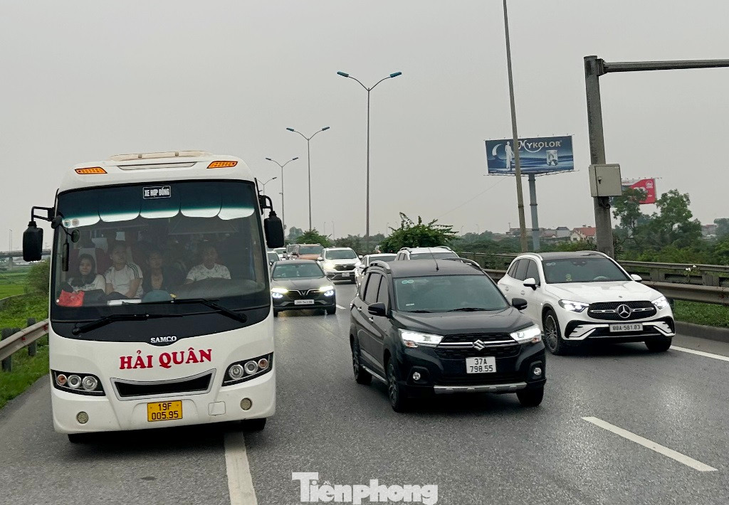 Ùn tắc trên cao tốc Pháp Vân - Ninh Bình chiều nay. Nhiều đoạn xe xếp thành 3 hàng kéo dài. Ùn tắc trên cao tốc Pháp Vân - Ninh Bình chiều nay. Nhiều đoạn xe xếp thành 3 hàng kéo dài.