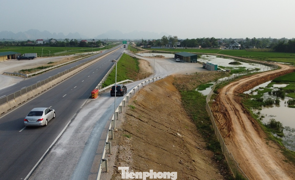 Thực hiện yêu cầu của Bộ GTVT, chủ đầu tư dự án là Ban Quản lý dự án Thăng Long cũng vừa hoàn thành trạm dừng nghỉ tạm trên cao tốc Mai Sơn - QL45 để phục vụ người dân.