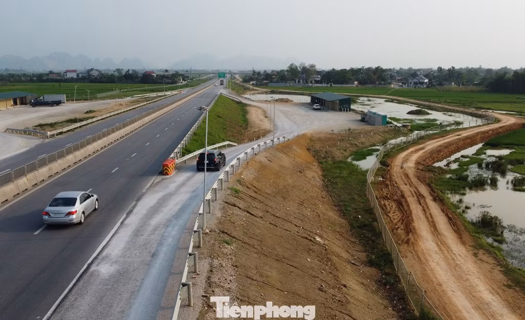 Thực hiện yêu cầu của Bộ GTVT, chủ đầu tư dự án là Ban Quản lý dự án Thăng Long cũng vừa hoàn thành trạm dừng nghỉ tạm trên cao tốc Mai Sơn - QL45 để phục vụ người dân.