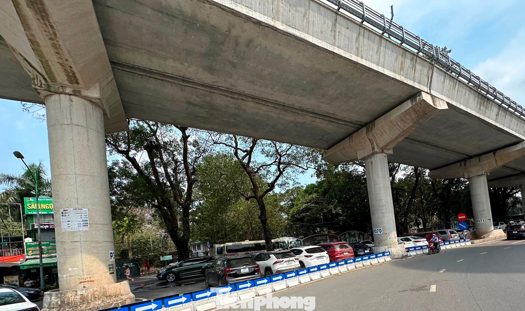 Điểm đỗ xe thứ hai, trên đường Cầu Giấy (đoạn tại lòng đường cụt nút giao thông ngã ba Voi Phục). Điểm đỗ xe thứ hai, trên đường Cầu Giấy (đoạn tại lòng đường cụt nút giao thông ngã ba Voi Phục).