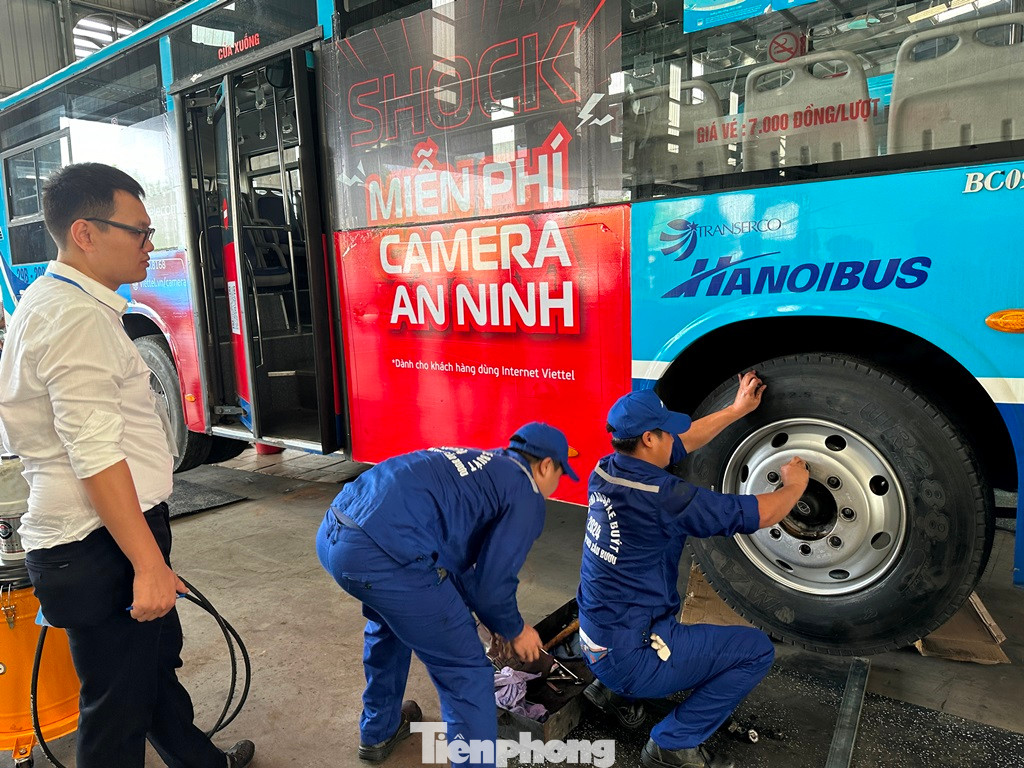 Hội thi bảo dưỡng, sửa chữa xe buýt giỏi Hà Nội diễn ra ngày 27/9. Ảnh: Anh Trọng