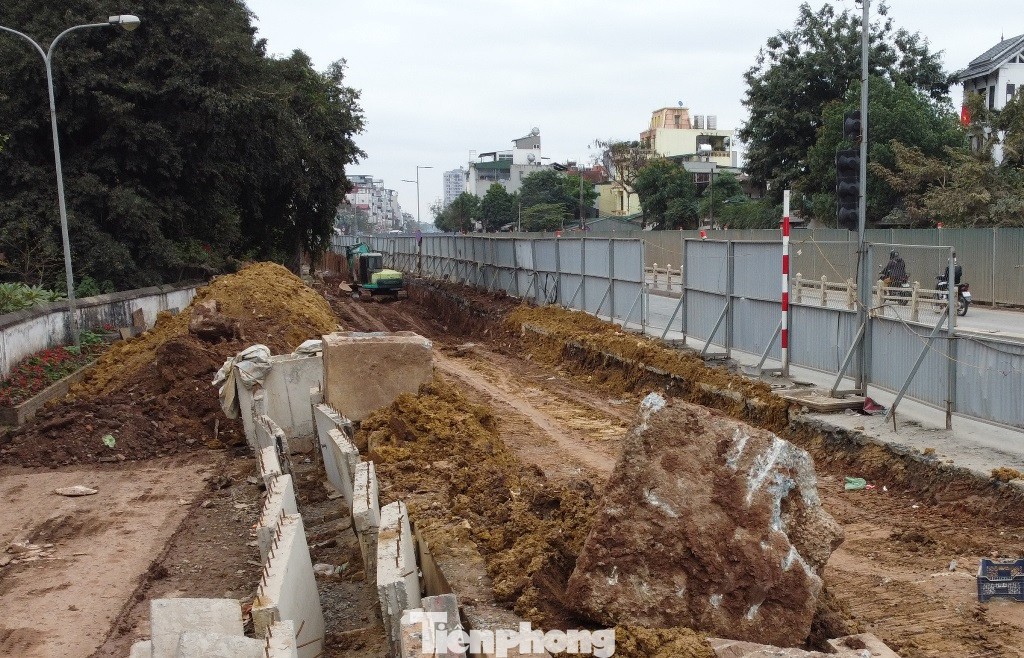 Cùng với ùn tắc, người dân tại đây suốt nhiều năm qua đang phải đối diện với công trường dự án bịt nhiều lối đi, ô nhiễm. Dự án cũng đang có tiến độ hoàn thành quý II/2024.