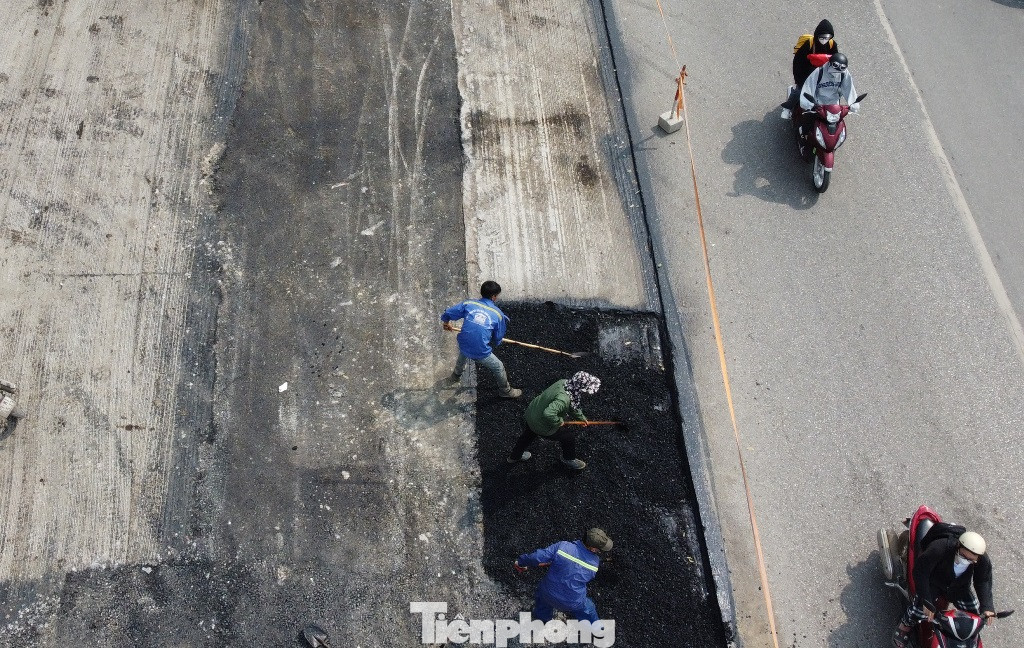 Cuối tuần qua, công nhân thi công tranh thủ thời gian giảm xe qua lại để thảm mặt cầu và hai đường dốc lên xuống. Cuối tuần qua, công nhân thi công tranh thủ thời gian giảm xe qua lại để thảm mặt cầu và hai đường dốc lên xuống.