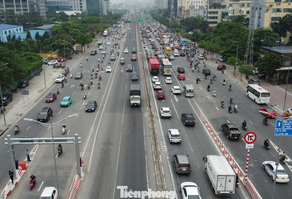 Các làn xe được tách biệt bởi dải phân cách cứng hoặc vạch sơn liền. Các làn xe được tách biệt bởi dải phân cách cứng hoặc vạch sơn liền.