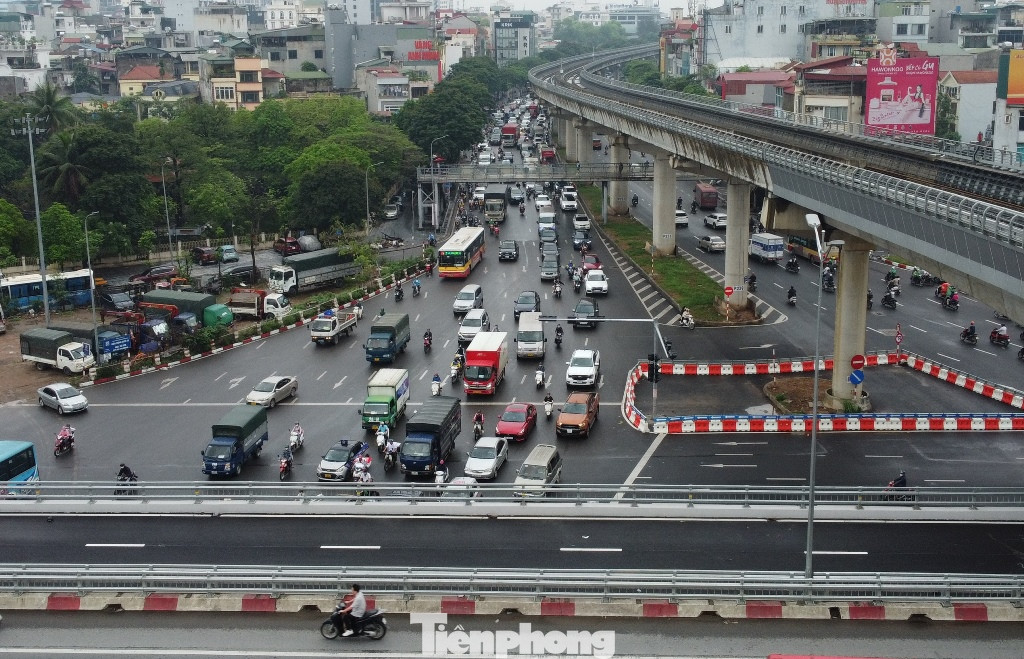Ùn tắc tại nút giao Mai Dịch kéo dài sang cả các tuyến đường Hồ Tùng Mậu, Xuân Thủy trong sáng 3/5.