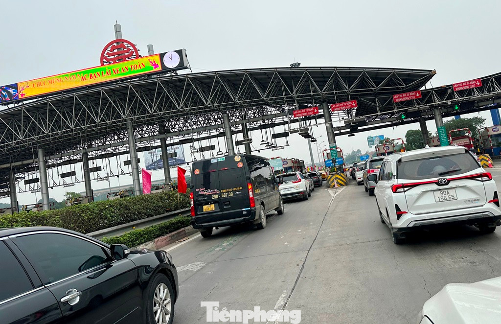 Tại các trạm thu phí, tuy trừ tiền "không dừng" nhưng do tốc độ xe khi qua trạm bị chậm lại cũng gây ùn ứ.