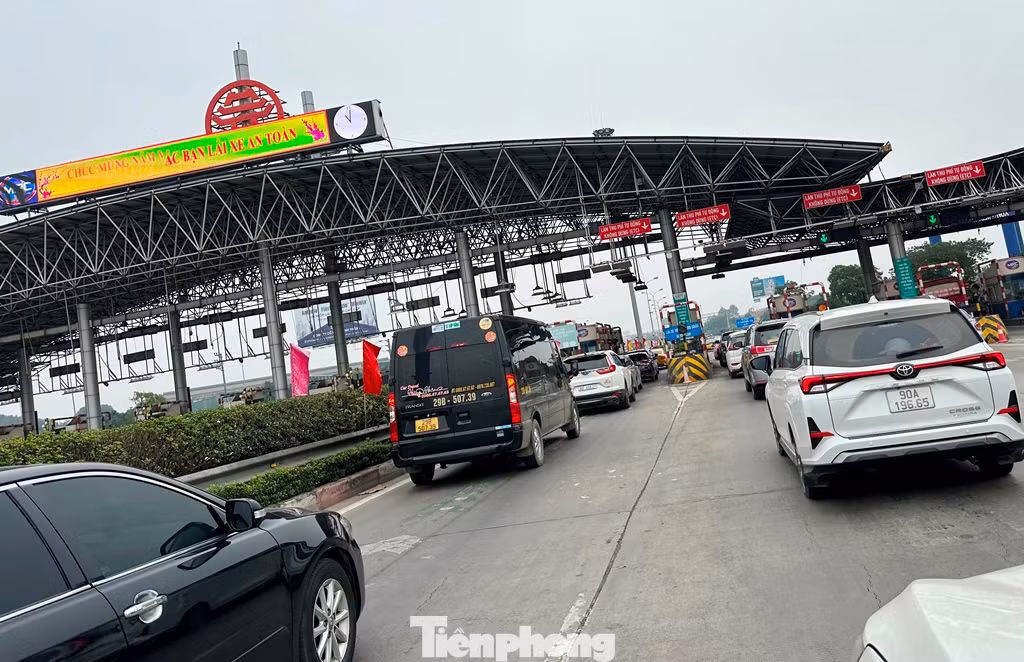 Tại các trạm thu phí, tuy trừ tiền "không dừng" nhưng do tốc độ xe khi qua trạm bị chậm lại cũng gây ùn ứ.