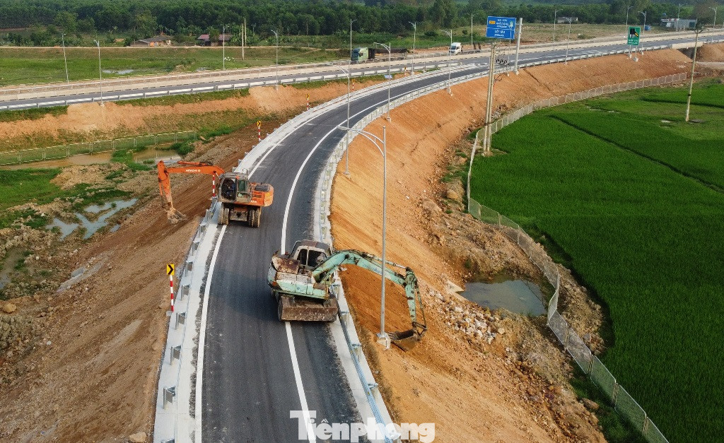 Các phần thi công chính như đường kết nối, cầu vượt cao tốc đã thi công xong, các nhà thầu đang đắp đất, lèn bờ mái đường hai bên.