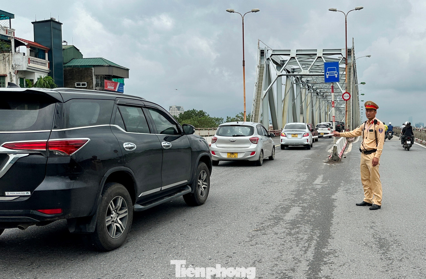 Đánh giá về việc này sau 3 ngày thực hiện, lãnh đạo Đội CSGT số 1, Phòng CSGT Hà Nội cho biết, giao thông đi lại trên cầu Chương Dương đã thông thoát, xe đi lại nhanh. Đánh giá về việc này sau 3 ngày thực hiện, lãnh đạo Đội CSGT số 1, Phòng CSGT Hà Nội cho biết, giao thông đi lại trên cầu Chương Dương đã thông thoát, xe đi lại nhanh.