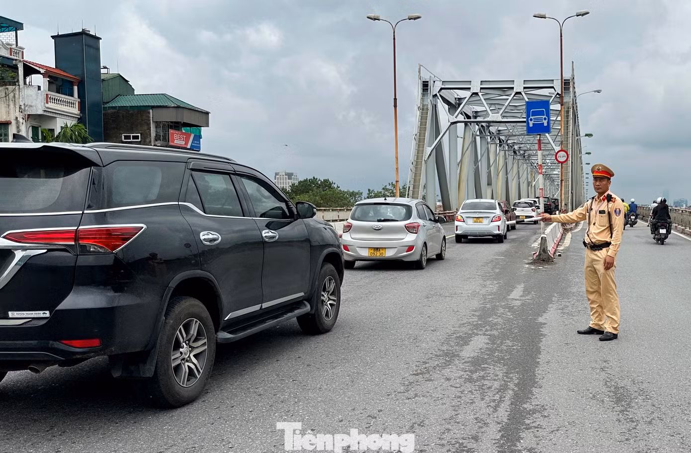 Đánh giá về việc này sau 3 ngày thực hiện, lãnh đạo Đội CSGT số 1, Phòng CSGT Hà Nội cho biết, giao thông đi lại trên cầu Chương Dương đã thông thoát, xe đi lại nhanh. Đánh giá về việc này sau 3 ngày thực hiện, lãnh đạo Đội CSGT số 1, Phòng CSGT Hà Nội cho biết, giao thông đi lại trên cầu Chương Dương đã thông thoát, xe đi lại nhanh.