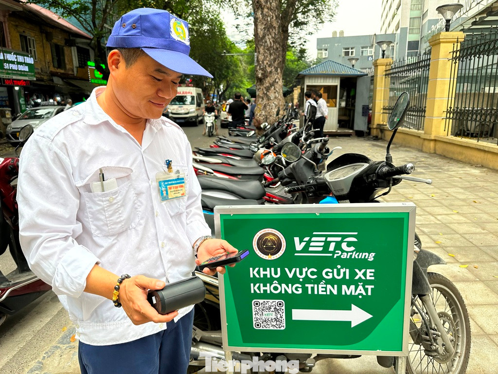 Việc thu phí không dùng tiền mặt được áp dụng cả bãi xe ô tô và xe máy ở lòng đường, vỉa hè.