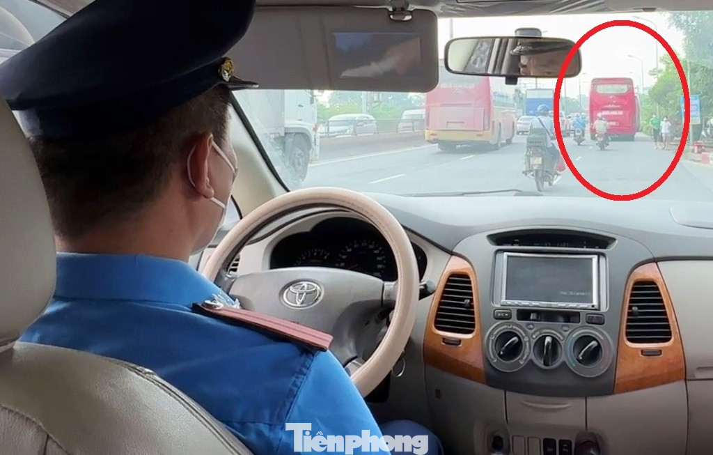 Lần kiểm tra này để tránh các nhà xe dùng nhóm zalo, mạng xã hội báo nhau, nên Thanh tra Giao thông đã chia thành nhiều tổ, trong đó có tổ tiền trạm, phát hiện vi phạm thì mới xuống đường dừng xe, sau đó bàn giao cho tổ xử lý đến tiếp quản. Lần kiểm tra này để tránh các nhà xe dùng nhóm zalo, mạng xã hội báo nhau, nên Thanh tra Giao thông đã chia thành nhiều tổ, trong đó có tổ tiền trạm, phát hiện vi phạm thì mới xuống đường dừng xe, sau đó bàn giao cho tổ xử lý đến tiếp quản.