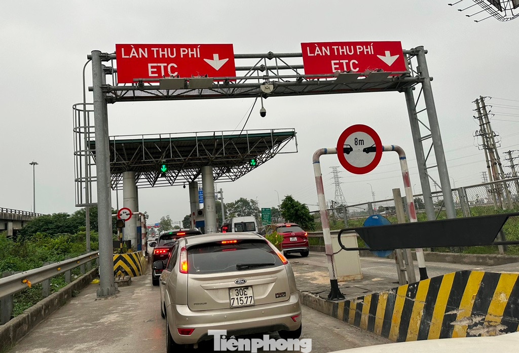 Sau khi các nhánh lên cao tốc từ nút giao Vực Vòng được đóng lại, CSGT đã hướng dẫn, điều tiết cho xe ô tô rẽ sang QL1A để di chuyển về Hà Nội. Sau khi các nhánh lên cao tốc từ nút giao Vực Vòng được đóng lại, CSGT đã hướng dẫn, điều tiết cho xe ô tô rẽ sang QL1A để di chuyển về Hà Nội.