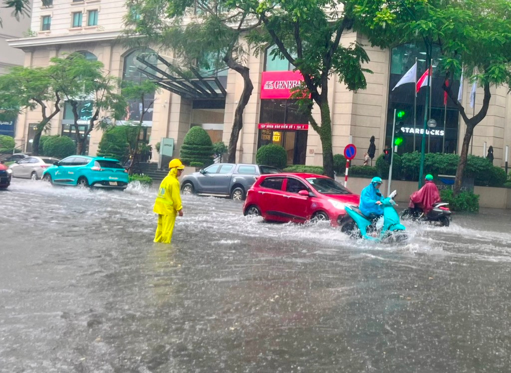 Mưa ngập nửa bánh xe ô tô, xe máy trên phố Lý Thường Kiệt.
