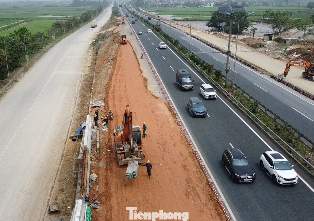 Công trường và hàng rào thi công trên cao tốc Cầu Giẽ - Ninh Bình đoạn qua tỉnh Hà Nam. Công trường và hàng rào thi công trên cao tốc Cầu Giẽ - Ninh Bình đoạn qua tỉnh Hà Nam.