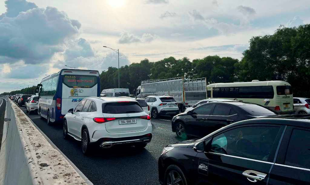 Xe xếp kéo dài thành hàng 5, hàng 6 trên cao tốc chiều về Hà Nội. Ảnh: Minh Tuấn Xe xếp kéo dài thành hàng 5, hàng 6 trên cao tốc chiều về Hà Nội. Ảnh: Minh Tuấn