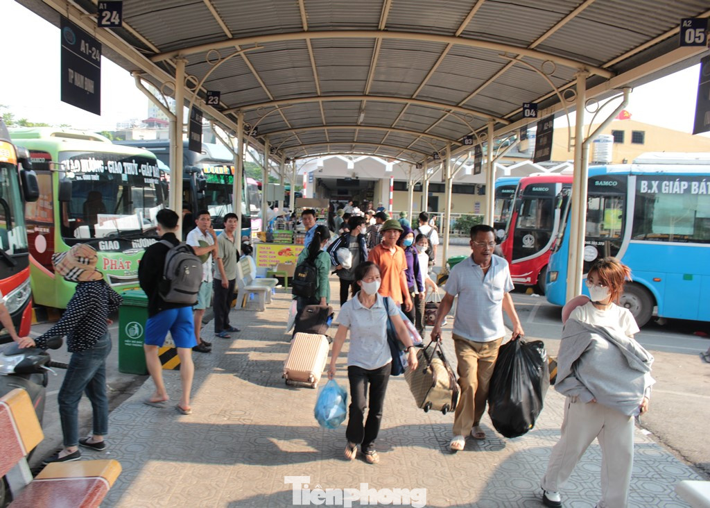 Tại bến xe Giáp Bát trong chiều qua và sáng nay lượng khách đến cũng ghi nhận tăng gấp đôi ngày thường.
