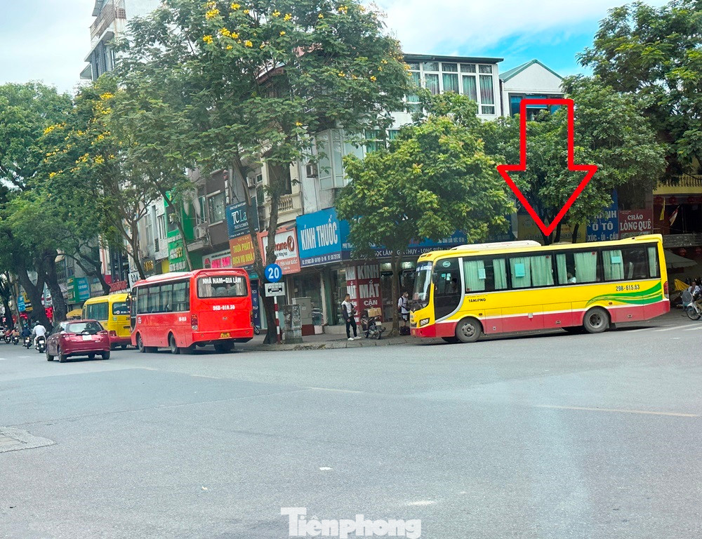 Trong chiều 27/5, PV Tiền Phong đã ghi lại hình ảnh nhiều xe di chuyển rùa bò (dưới 20km/h), dàn hàng đỗ ngay trên đường, trong đó có các xe: 98B-01110, 98B-00217, 15H-06596, 98B-01050, 98B-02343, 34B-03111, 34F-00198, 34F-00800, 29B-01563...