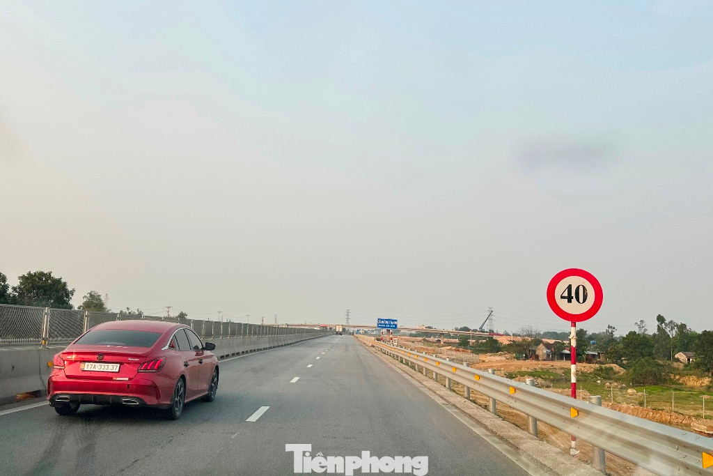 Tốc độ cao tốc Mai Sơn - QL45 hiện nay đang được quy định cao tốc là 90 km/h nhưng tại đoạn qua các công trường đang thi công bất ngờ bị hạ xuống đột ngột 60 km/h, thậm chí 40km/h.