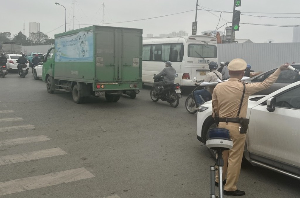 Ngày 19/3, mặc dù có CSGT đứng điều tiết, phân luồng nhưng ùn tắc xảy ra cả sáng và chiều.