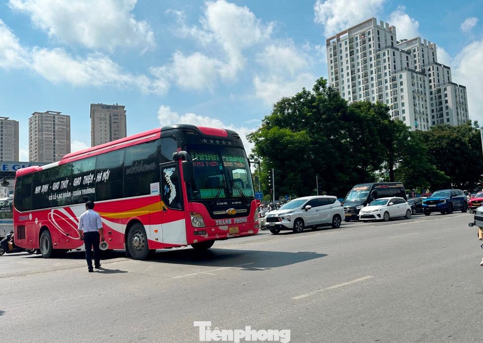 Từ sáng nay (8/7) lực lượng liên ngành cùng với nhân viên bến xe Giáp Bát đã đứng trên đường Giải Phóng để chặn xe hai đầu, giúp xe khách từ bến Giáp Bát đi thẳng sang đường để ra QL1.