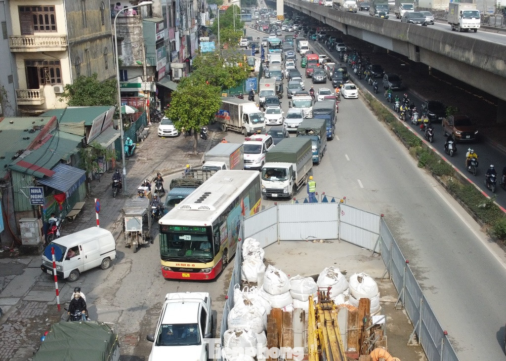 Có mặt tại tuyến đường Nguyễn Xiển vào những giờ cao điểm trong 2 ngày qua, PV Tiền Phong ghi nhận, giao thông trên trục Khuất Duy Tiến - Nguyễn Xiển (Vành đai 3) không xảy ùn tắc, nhưng dòng xe kéo dài tại đoạn qua các công trường hàng rào thi công.