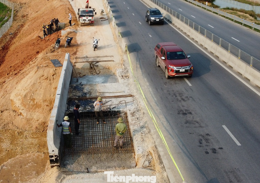 Đơn vị thi công căng rào để thi công một đoạn hầm chui dân sinh trên cao tốc đoạn qua huyện Triệu Sơn (Thanh Hóa).