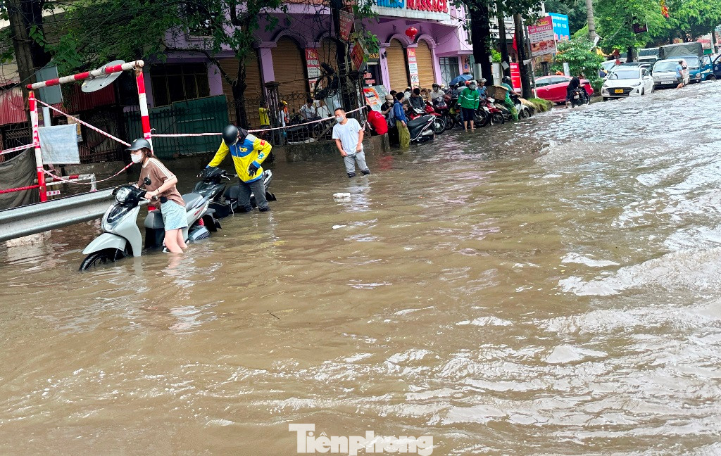 Tuyến đường Phan Trọng Tuệ - Phùng Hưng ngập đến đầu gối người đi đường, phương tiện không thể đi lại. Cảnh người dân lội nước, dắt xe đã diễn ra từ sáng sớm đến 13h hôm nay.