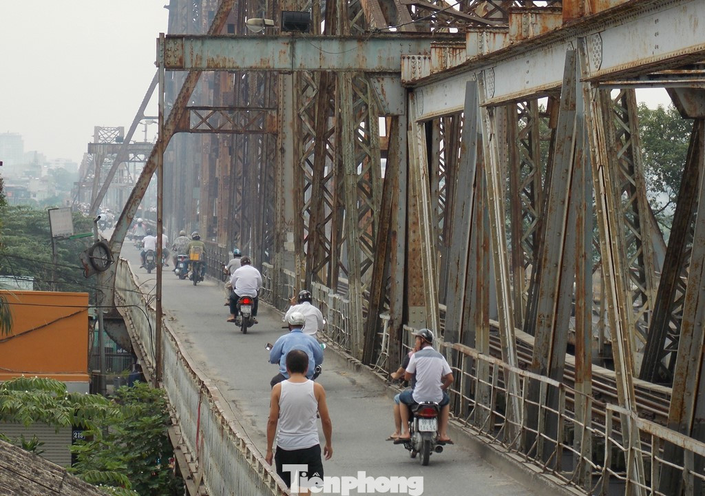Sau 3 ngày thực hiện cấm, từ chiều nay người và xe được lưu thông trên cầu Long Biên, Hà Nội. Ảnh: Anh Trọng. Sau 3 ngày thực hiện cấm, từ chiều nay người và xe được lưu thông trên cầu Long Biên, Hà Nội. Ảnh: Anh Trọng.