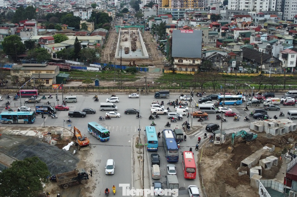 Công trình hầm Kim Đồng - Giải Phóng (vành đai 2,5) cũng đang thi công các hạng mục trên đường.