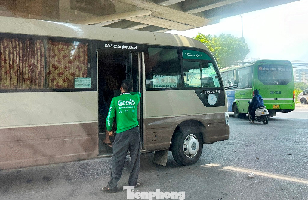 Đảm bảo trật tự giao thông tại đây ngoài công an phường, quận, còn có các đơn vị của thành phố như Đội CSGT số 6 (Phòng CSGT Hà Nội); Đội Thanh tra giao thông Vận tải, Đội Thanh tra giao thông Nam Từ Liêm, Đội Thanh tra Bắc Từ Liêm (Thanh tra Sở GTVT Hà Nội).