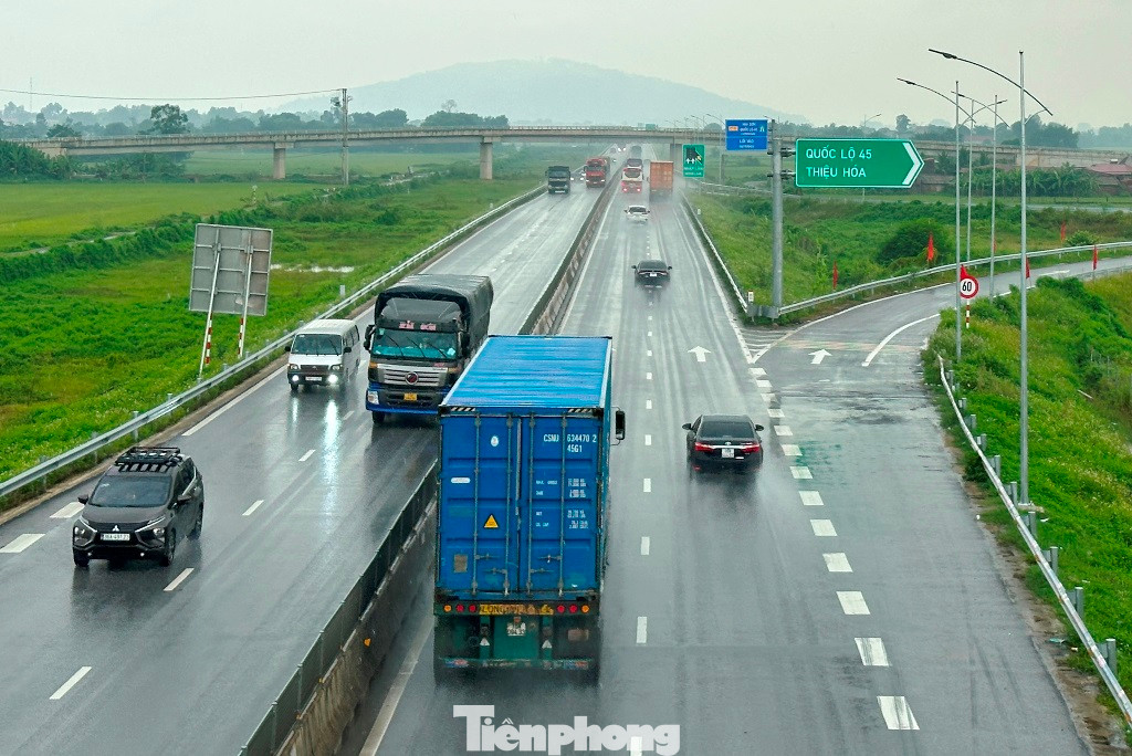 Cùng với đó, nút giao Thiệu Giang hoàn thành cũng giúp giảm mật độ xe dồn về nút giao Đông Xuân (trung tâm Thanh Hóa) rồi mới tỏa đi các hướng khác nhau, gây khó khăn cho đi lại vào các dịp lễ Tết. Cùng với đó, nút giao Thiệu Giang hoàn thành cũng giúp giảm mật độ xe dồn về nút giao Đông Xuân (trung tâm Thanh Hóa) rồi mới tỏa đi các hướng khác nhau, gây khó khăn cho đi lại vào các dịp lễ Tết.