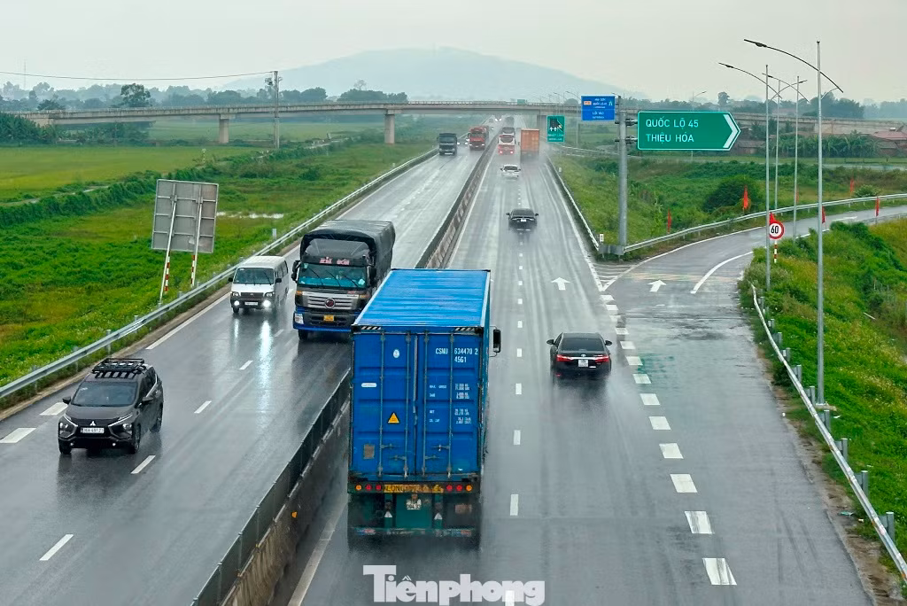 Cùng với đó, nút giao Thiệu Giang hoàn thành cũng giúp giảm mật độ xe dồn về nút giao Đông Xuân (trung tâm Thanh Hóa) rồi mới tỏa đi các hướng khác nhau, gây khó khăn cho đi lại vào các dịp lễ Tết.