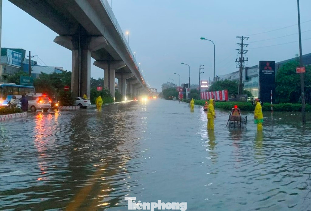 Đường Ba La - QL6 đoạn qua bến xe Yên Nghĩa nước ngập sâu, phương tiện ô tô xe máy không thể di chuyển, từ sáng sớm nhân viên Cty Thoát nước Hà nội đã đứng cảnh giới để xe không đi vào điểm ngập sâu.