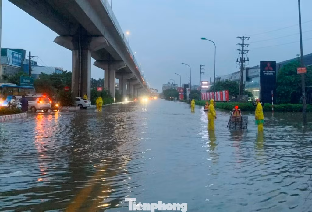 Đường Ba La - QL6 đoạn qua bến xe Yên Nghĩa nước ngập sâu, phương tiện ô tô xe máy không thể di chuyển, từ sáng sớm nhân viên Cty Thoát nước Hà nội đã đứng cảnh giới để xe không đi vào điểm ngập sâu.