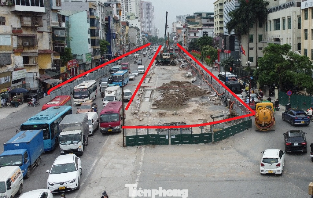 Vị trí và phạm vi hàng rào thi công quây trên phố Kim Đồng, phương tiện chỉ còn khoảng một nửa lòng đường để di chuyển. Vị trí và phạm vi hàng rào thi công quây trên phố Kim Đồng, phương tiện chỉ còn khoảng một nửa lòng đường để di chuyển.