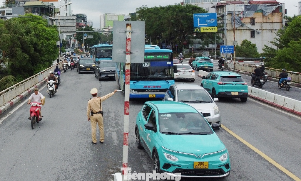 Tuy nhiên, vào giờ cao điểm lượng ô tô, xe buýt đông đã dẫn đến ùn ứ kéo dài tại đường dẫn lên cầu. Tuy nhiên, vào giờ cao điểm lượng ô tô, xe buýt đông đã dẫn đến ùn ứ kéo dài tại đường dẫn lên cầu.