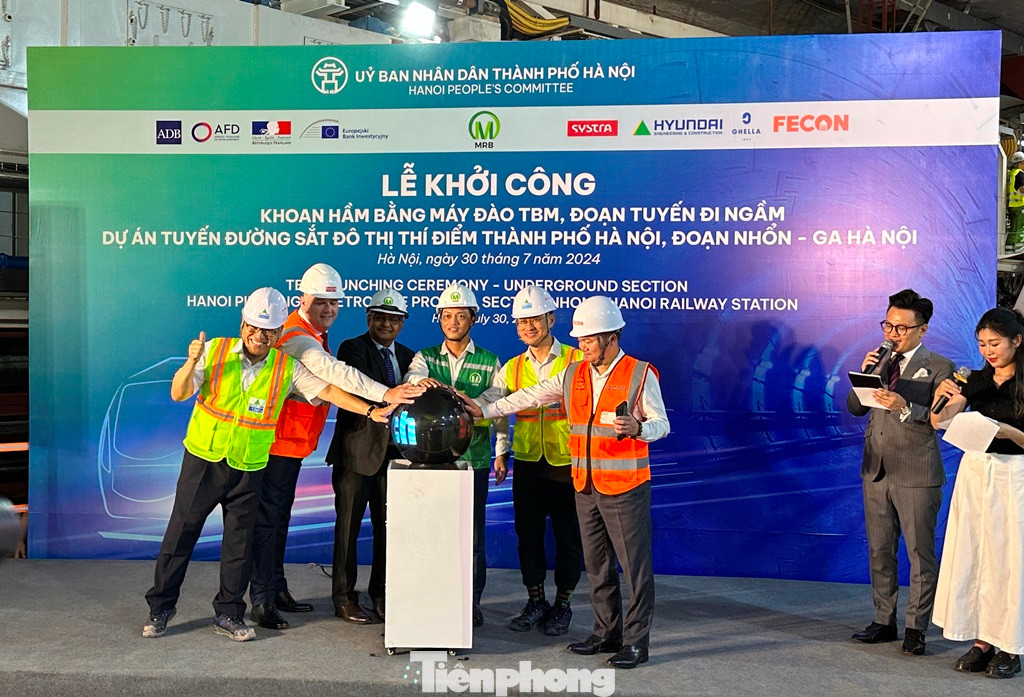 Chủ đầu tư và các đơn vị liên quan chạm tay vào hình cầu làm lễ khởi công đào hầm