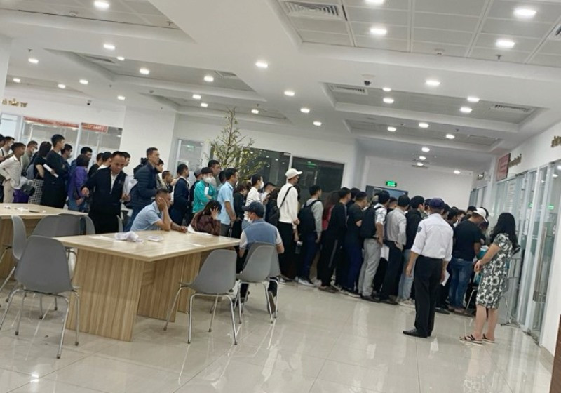 Hình ảnh người dân chờ làm thủ tục cấp đổi GPLX tại Sở GTVT Hà Nội ngày 20/2.