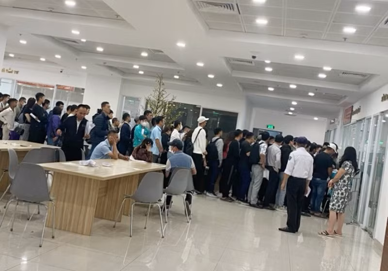 Hình ảnh người dân chờ làm thủ tục cấp đổi GPLX tại Sở GTVT Hà Nội ngày 20/2. Hình ảnh người dân chờ làm thủ tục cấp đổi GPLX tại Sở GTVT Hà Nội ngày 20/2.