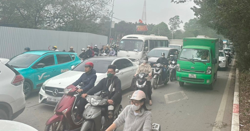 Ùn tắc kéo dài trên đại lộ Thăng Long hai ngày qua.