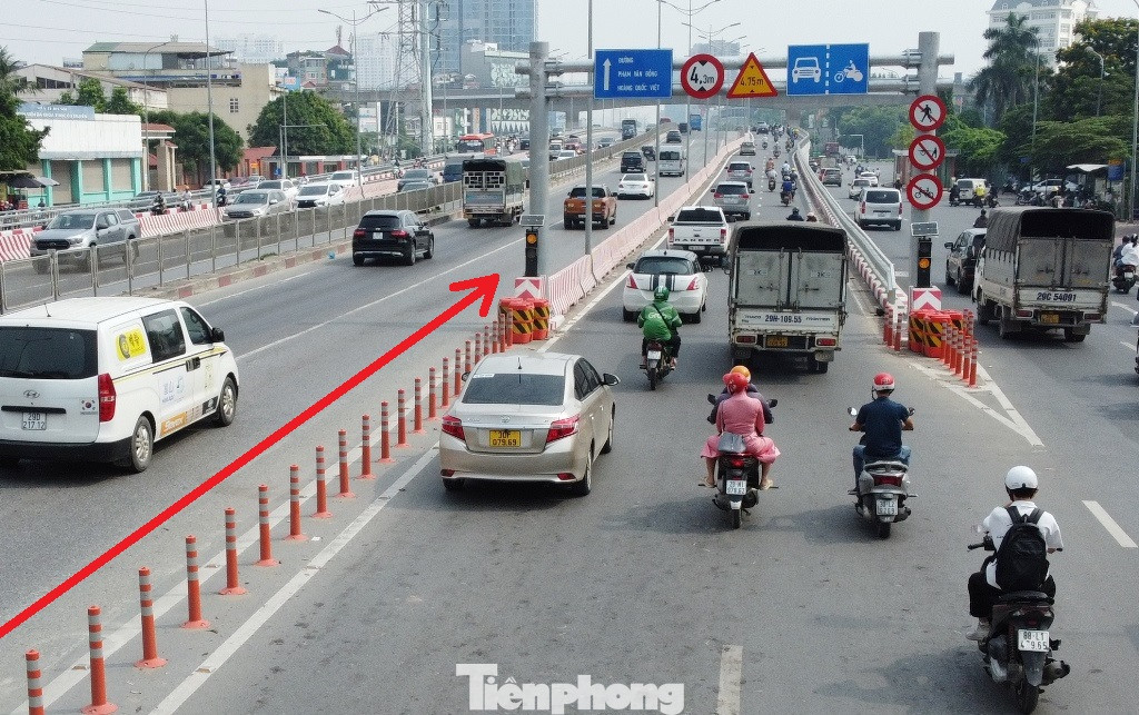 Để ngăn chặn triệt để tình trạng này, đồng thời giảm xung đột, nguy cơ tai nạn, đơn vị thi công và tiếp nhận quản lý, duy tu cầu đã lắp thêm hàng cọc tiêu (đường mũi tên đỏ).