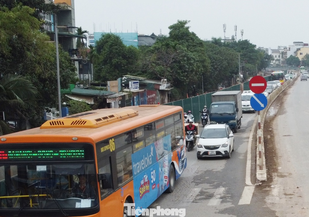 Tình trạng ùn tắc kéo dài cũng đang diễn ra với tuyến đường Âu Cơ - Nghi Tàm do bị hàng rào công trường dự án cải tạo, mở rộng đê Âu Cơ.