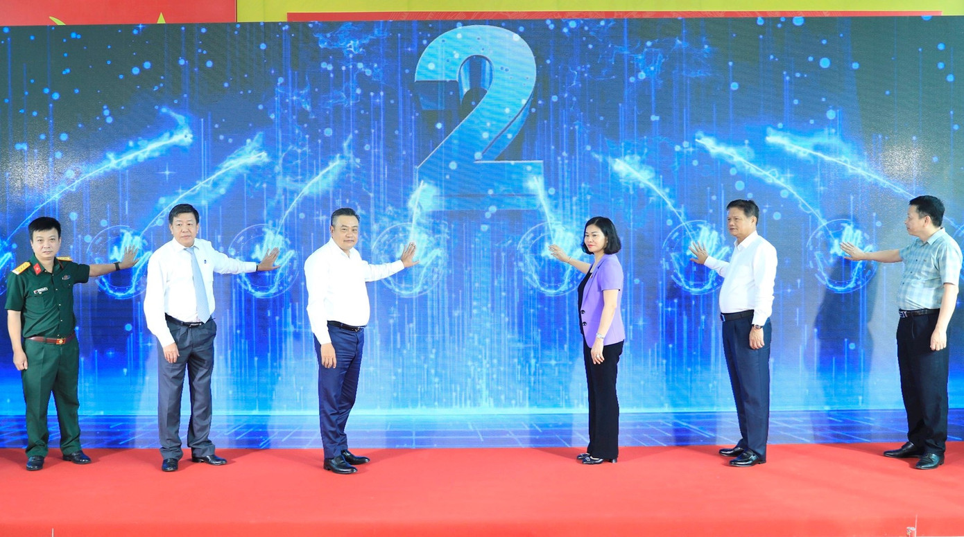 Lãnh đạo thành phố và Sở GTVT Hà Nội làm lễ khai trương Trung tâm TOC.