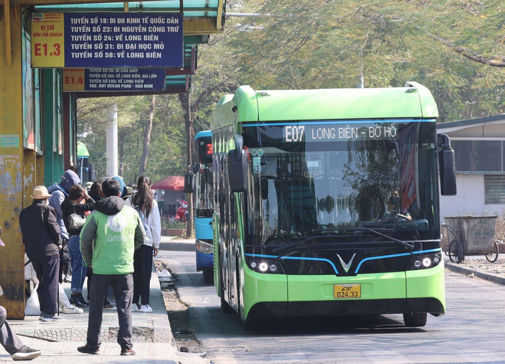 Người dân đi xe buýt tại Hà Nội ngày càng tăng Người dân đi xe buýt tại Hà Nội ngày càng tăng