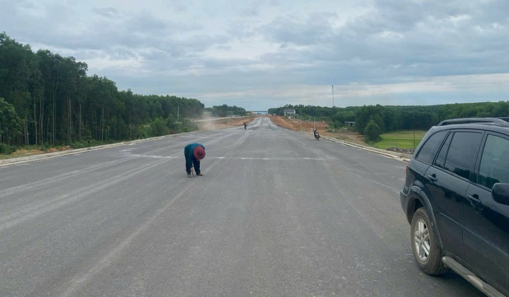 Từ khối lượng thi công và mặt bằng đã đạt được trên, chủ đầu tư cho biết, thay vì tháng 10/2025, dự án vừa đưa ra kế hoạch phấn đấu thông xe vào dịp 30/4/2025 (vượt tiến độ 6 tháng). Từ khối lượng thi công và mặt bằng đã đạt được trên, chủ đầu tư cho biết, thay vì tháng 10/2025, dự án vừa đưa ra kế hoạch phấn đấu thông xe vào dịp 30/4/2025 (vượt tiến độ 6 tháng).